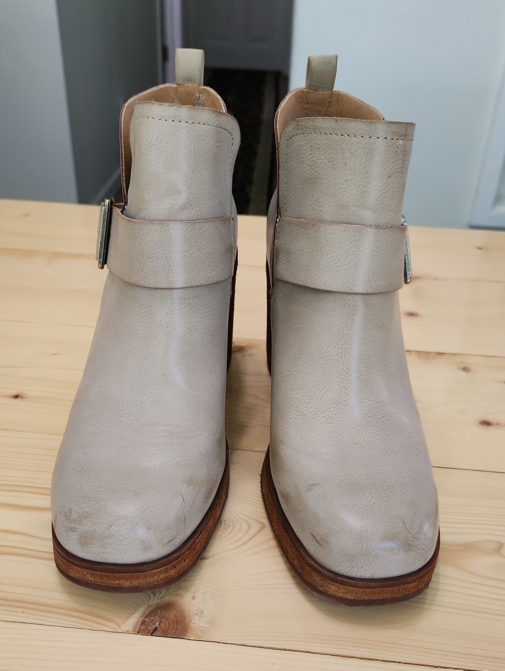 Korks Kari Block Heel Ankle Booties Cream Taupe Buckle Square Toe Size 9.5 - Picture 5 of 17